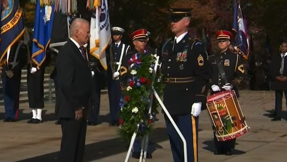 BAJDEN LUTAO PO BINI Garda uletela u pomoć, ceo svet se smeje zbunjenom Džou