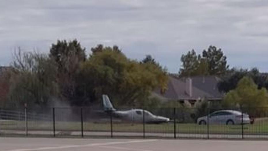 AVION IZLETEO SA PISTE I UDARIO U AUTOMOBIL Kamera snimila jezivu nesreću, ima povređenih (UZNEMIRUJUĆI VIDEO)