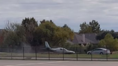 AVION IZLETEO SA PISTE I UDARIO U AUTOMOBIL Kamera snimila jezivu nesreću, ima povređenih (UZNEMIRUJUĆI VIDEO)