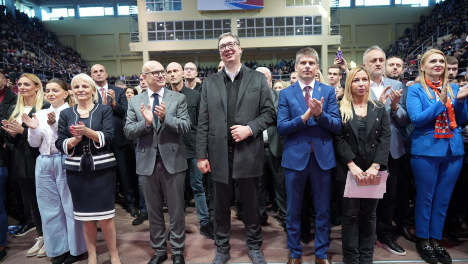 BRINUĆEMO O SVOM NARODU MA GDE DA ŽIVI Vučić se obratio građanima koji su ostali ispred hale: "Vi ste naša snaga"