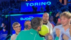 DA LI STVARNO ŽELIŠ OVO? Novak Đoković nikada u karijeri nije dao čudniji autogram, Srbin ostao u šoku (VIDEO)