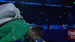 ZATO JE ON FACA Nepoznata devojčica nije skidala osmeh sa lica zbog Novak Đokovića (VIDEO)