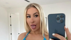 NAVIJAČI ŽESTOKO ISPROZIVALI "ONLYFANS" ZVEZDU Pogledajte šta je obukla na meču Čelsija i Sitija
