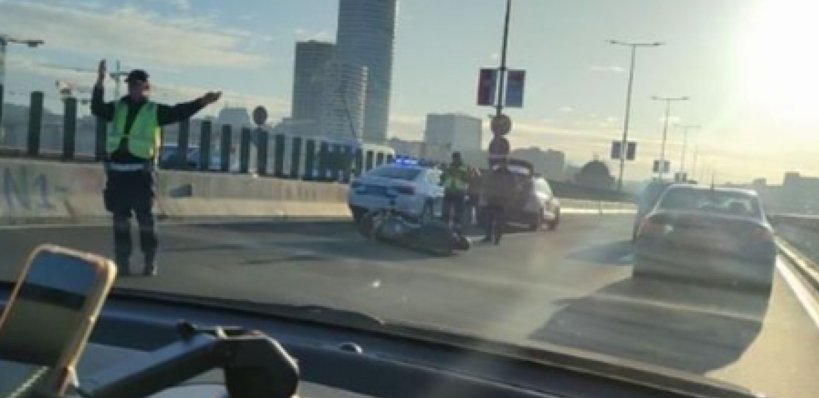 MOTORISTA POGINUO U NIŠU Silovito se zakucao dvotočakšem u automobil