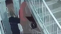 BIVŠI POLICAJAC POKUŠAO DA UKRADE LIFT Kamere zabeležile nesvakidašnju akciju (VIDEO)