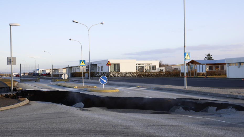 ZEMLJA SE OTVORILA, STRAHUJE SE OD ERUPCIJE Danas zabeleženo 900 zemljotresa na Islandu (FOTO)