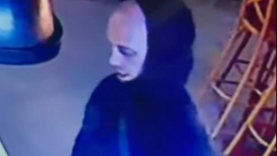 UKOLIKO VIDITE MUŠKARCA SA FOTOGRAFIJE, ODMAH ZOVITE POLICIJU! Objavljen snimak sa sigurnosnih kamera, uradio je nešto jezivo (VIDEO)