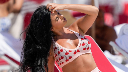 GRUDI NA IZVOLTE Fatalna navijačica provocirala na plaži, pa zaplesala, a dekolte - puca!