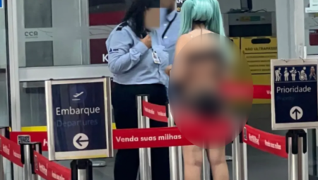 POJAVILA SE NA AERODROMU U BIKINIJU! Nisu joj dali da se ukrca na let, a ona tvrdi da ima dobar razlog zbog kojeg je ovo obukla (FOTO)