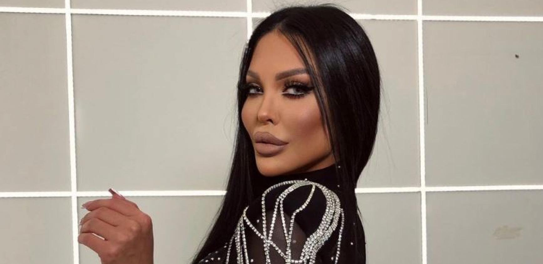 MAJA MARINKOVIĆ U PROVIDNOM KOMBINEZONU KROČILA NA PINK Zbog starletinog stajlinga vam neće biti dobro, novu zadnjicu istakla u prvi plan