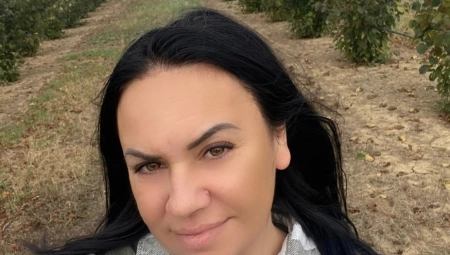 VELISAVLJEVIĆI IZ PROGARA SU NA POKLON DOBILI ZEMLJU Zasadili lešnike i shvatili da je poljoprivreda budućnost za celu porodicu