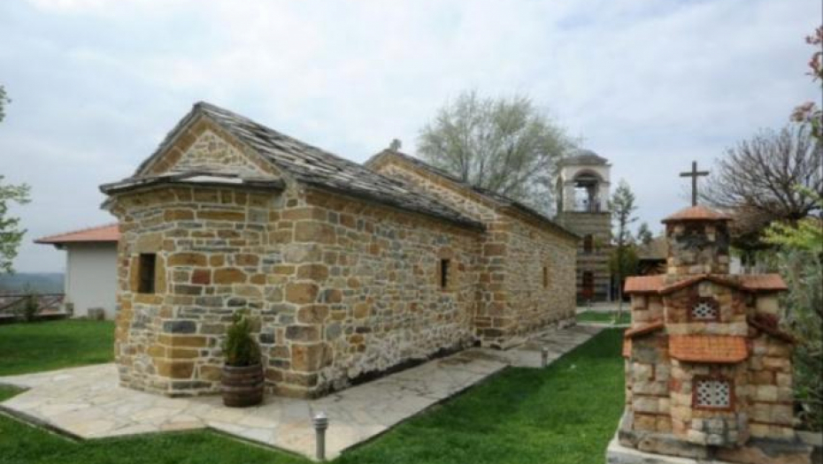 I ALBANCI SE MOLE U OVOJ VELIKOJ SRPSKOJ SVETINJI NA KOSOVU I METOHIJI Manastir je posvećen svetim vračima Kozmi i Damjanu, a narod tvrdi da se dešavaju čudesa