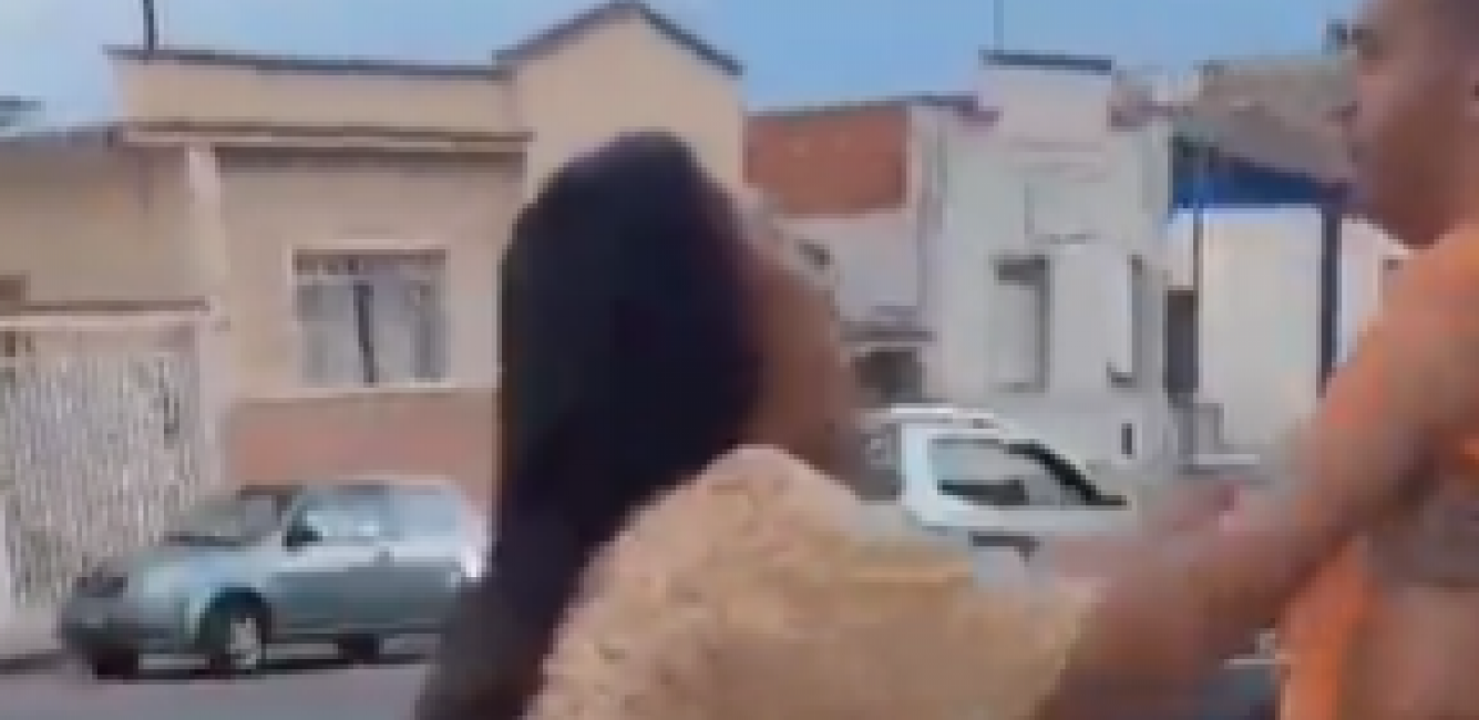 ZATEKLA DEČKA S LJUBAVNICOM U CRKVI Izvukla ga napolje, svi su se krstili šta je uradila (VIDEO)