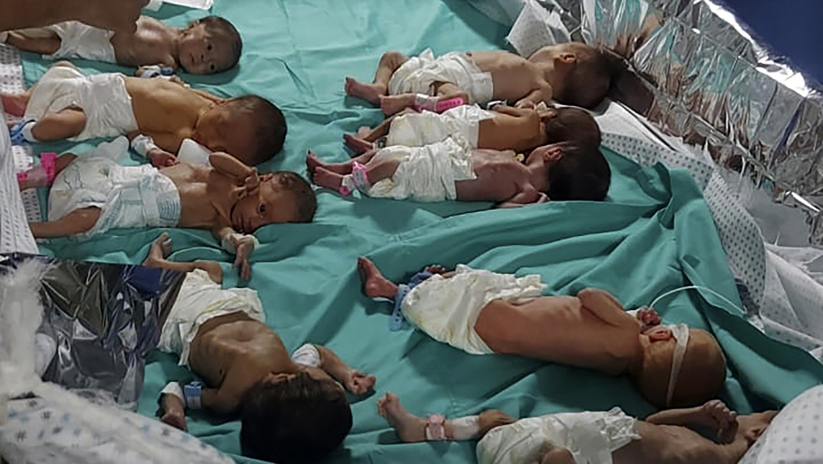 DOBRODOŠLI U SUROVI SVET Doktor objavio slike 36 beba koje su opkolili tenkovi, tri su već umrle (FOTO)
