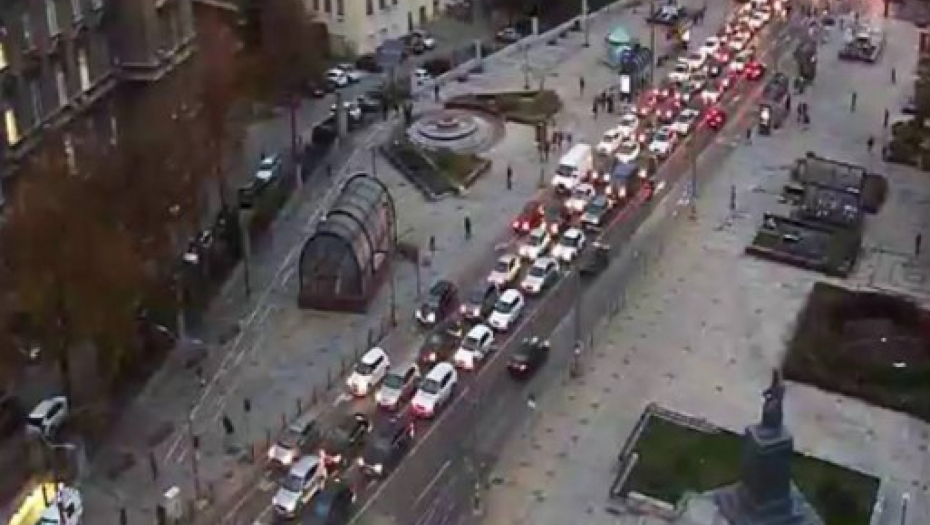 UDESI STVARAJU GUŽVE U BEOGRADU Zbog poledice česti lančani sudari