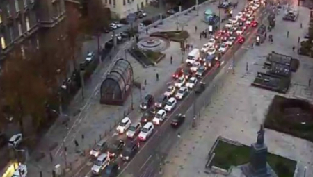 UDESI STVARAJU GUŽVE U BEOGRADU Zbog poledice česti lančani sudari