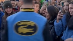 KAKAV SNIMAK Lepa crnka pogledom "gutala" Novaka, a gde joj je tek završila ruka... (VIDEO)