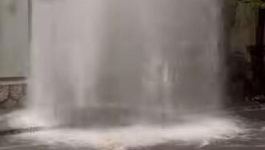 OGROMAN "GEJZIR" SE STVORIO NA VRAČARU Neko je napravio totalni haos (VIDEO)