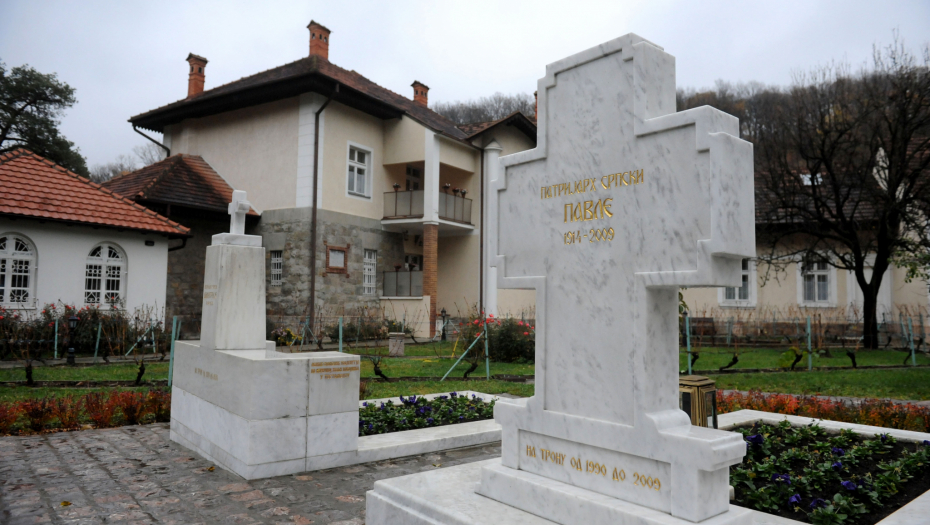 OSEĆAMO TOPLINU NA MESTU GDE JE SAHRANJEN Iz celog sveta dolaze da se pomole na grobu voljenog Patrijarha Pavla