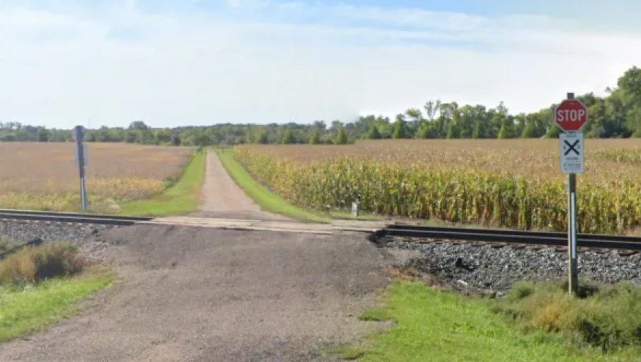 TEŠKA NESREĆA U SREMSKOJ MITROVICI Kamion probio rampu pa udario u voz, troje ljudi povređeno