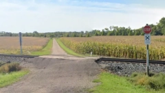 TEŠKA NESREĆA U SREMSKOJ MITROVICI Kamion probio rampu pa udario u voz, troje ljudi povređeno