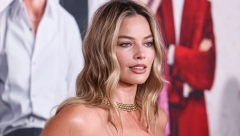 BARBI ODUŠEVILA NA PREMIJERI U LOS ANĐELESU Korset haljina Margo Robi stoji kao salivena, a u ovaj detalj su svi gledali