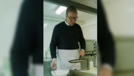 VUČIĆ POKAZAO KULINARSKE SPOSOBNOSTI Pripreme za doček velikog broja gostiju za sutrašnji vinski sajam (VIDEO)