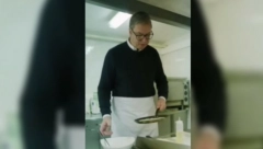 VUČIĆ POKAZAO KULINARSKE SPOSOBNOSTI Pripreme za doček velikog broja gostiju za sutrašnji vinski sajam (VIDEO)