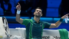 NOVAK UŽIVA DOK RATUJE SA PUBLIKOM Legendarni teniser objasnio zbog čega je Đoković "dirigovao"