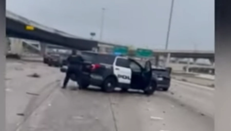 POLICAJAC UPUCAN, BIVŠI ZATVORENIK GA SPASIO Rizikovao svoj život, kamera sve zabeležila (UZNEMIRUJUĆI SNIMAK)