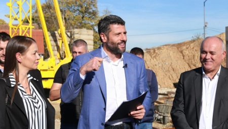 Šapić obišao radove na magistralnom vodovodu Makiš-Mladenovac i obećao završetak pete faze radova do marta 2024. godine