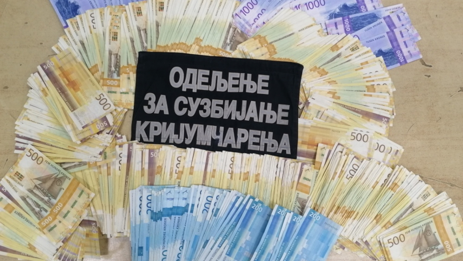 CARINICI ZAUSTAVILI AUTO, NISU NI SANJALI DA VOZAČ SEDI NA POLA MILIONA Bukvalno, mnogo novca je bilo ispod njega