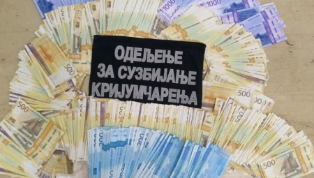 CARINICI ZAUSTAVILI AUTO, NISU NI SANJALI DA VOZAČ SEDI NA POLA MILIONA Bukvalno, mnogo novca je bilo ispod njega