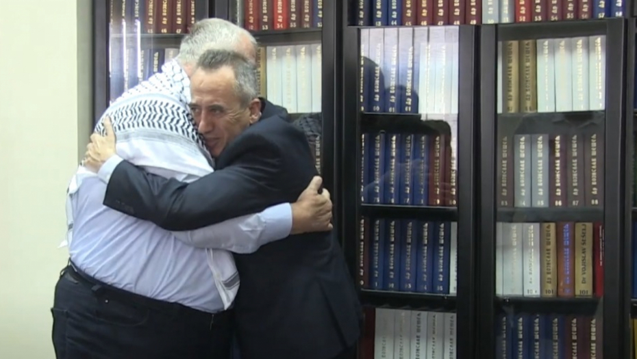 AMBASADOR PALESTINE DOŠAO KOD ŠEŠELJA Lider radikala odmah ogrnuo palestinski šal koji je dobio na poklon (VIDEO)