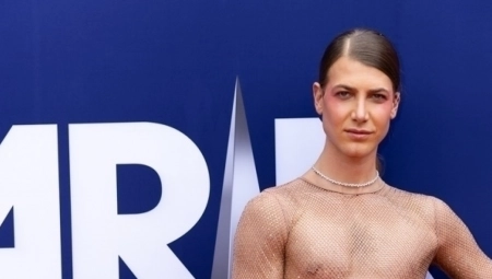 "ŠTA VAM JE, OVO GLEDAJU I DECA" Na dodeli prestižne nagrade muškarac se pojavio u haljini koja otkriva sve