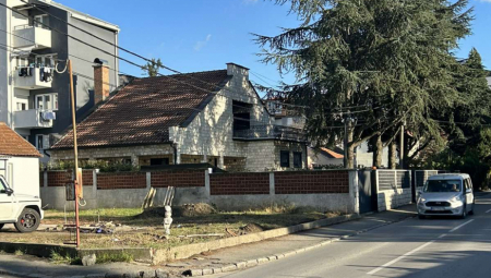 OVO JE KUĆA DRAGOSLAVA KOSMAJCA NA KOJU JE BAČENA BOMBA Drugi napad za osam dana, ćerka zvala policiju (FOTO)