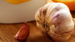 REŠITE SE NEPRIJATNOG ZADAHA BELOG LUKA Uradite ovo nakon jela i više niko neće bežati od vas