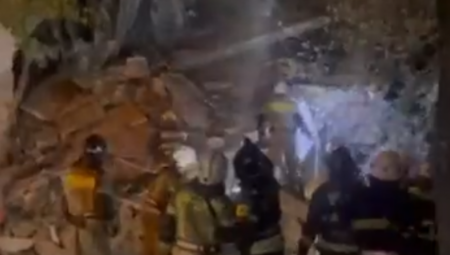 UŽAS! SRUŠILA SE DVA ULAZA U STAMBENOJ ZGRADI Prilikom raščišćavanja ruševina spasioci u Rusiji održali minut ćutanja (FOTO/VIDEO)