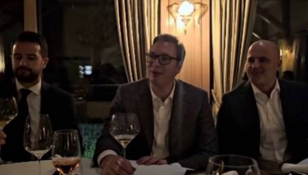VUČIĆ ZAPEVAO POZNATU PESMU U KAFANI Veselje u društvu Milatovića i Kovačevskog (VIDEO)