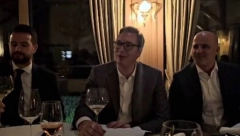 VUČIĆ ZAPEVAO POZNATU PESMU U KAFANI Veselje u društvu Milatovića i Kovačevskog (VIDEO)