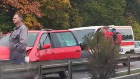 SUDARILI SE AUTOMOBIL I VOZILO HITNE POMOĆI Ogromne gužve u od aerodroma u smeru ka gradu (VIDEO)