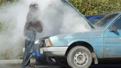 VOZAČI, OPREZ! Toplota može izazvati ozbiljne probleme na vašem automobilu: Saznajte šta sve može eksplodirati