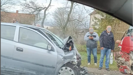 TEŠKA SAOBRAĆAJNA NESREĆA KOD STEPOJEVCA Delovi automobila rasuti po putu