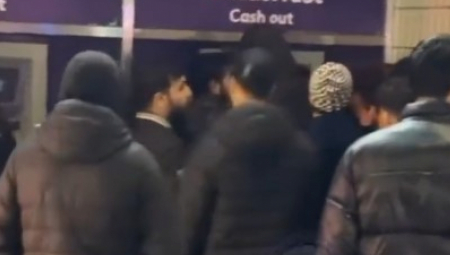 BANKOMAT DELIO PARE SLUČAJNIM PROLAZNICIMA Ljudi u čudu uzimali "besplatni" novac