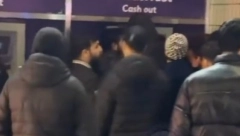 BANKOMAT DELIO PARE SLUČAJNIM PROLAZNICIMA Ljudi u čudu uzimali "besplatni" novac