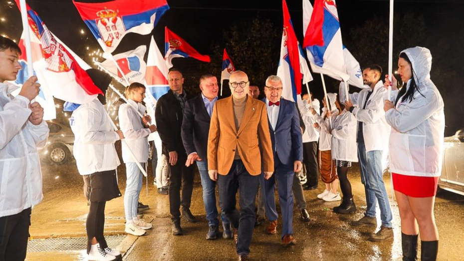 "OVO SU SUDBONOSNI IZBORI, ODLUČUJEMO O BUDUĆNOSTI NAŠE SRBIJE" Vučević poslao snažnu poruku tokom obilaska Opštinskog odbora SNS u Zemunu (FOTO)