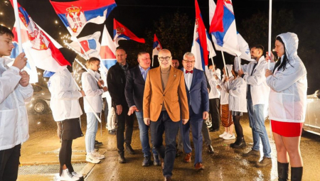 "OVO SU SUDBONOSNI IZBORI, ODLUČUJEMO O BUDUĆNOSTI NAŠE SRBIJE" Vučević poslao snažnu poruku tokom obilaska Opštinskog odbora SNS u Zemunu (FOTO)