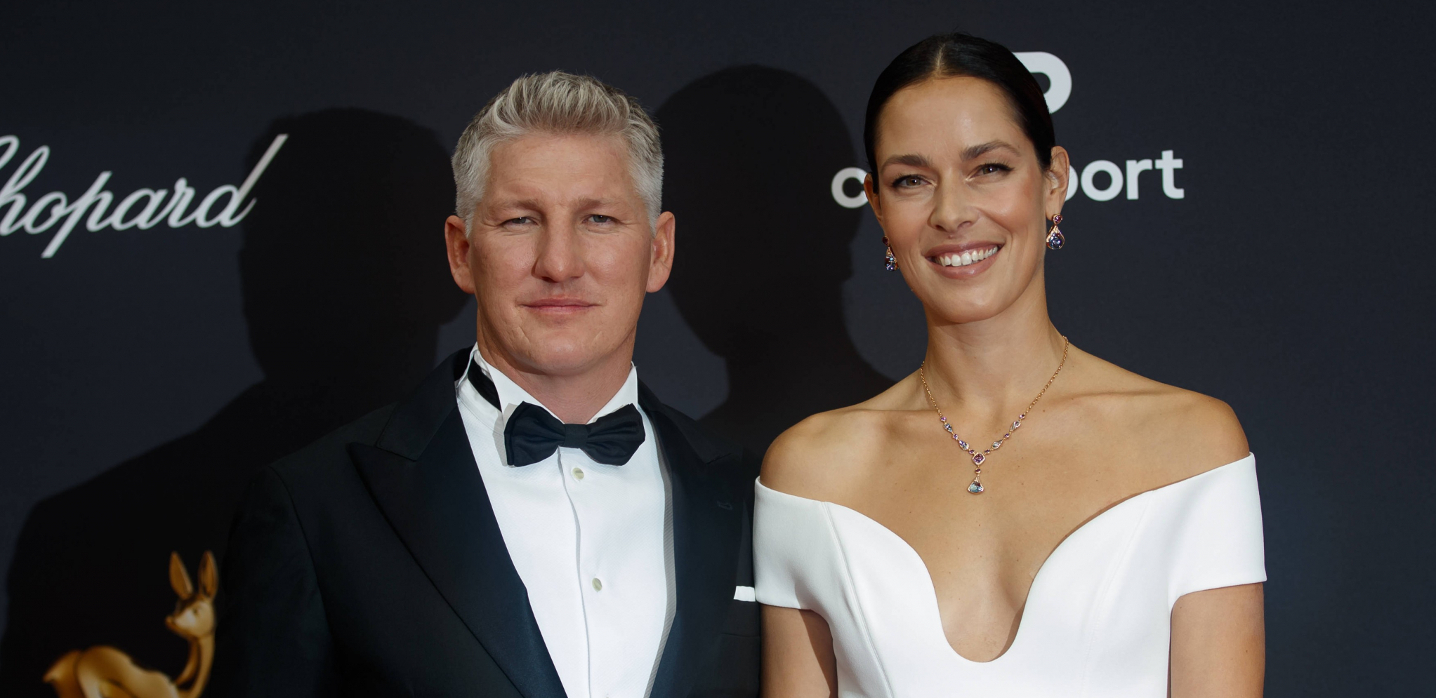 ANU IVANOVIĆ I BASTIJA UGOSTIO POZNATI GLUMAC Bivša teniserka i glumac uživaju za sve pare, svuda okolo čaše