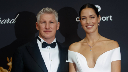 ANU IVANOVIĆ I BASTIJA UGOSTIO POZNATI GLUMAC Bivša teniserka i glumac uživaju za sve pare, svuda okolo čaše
