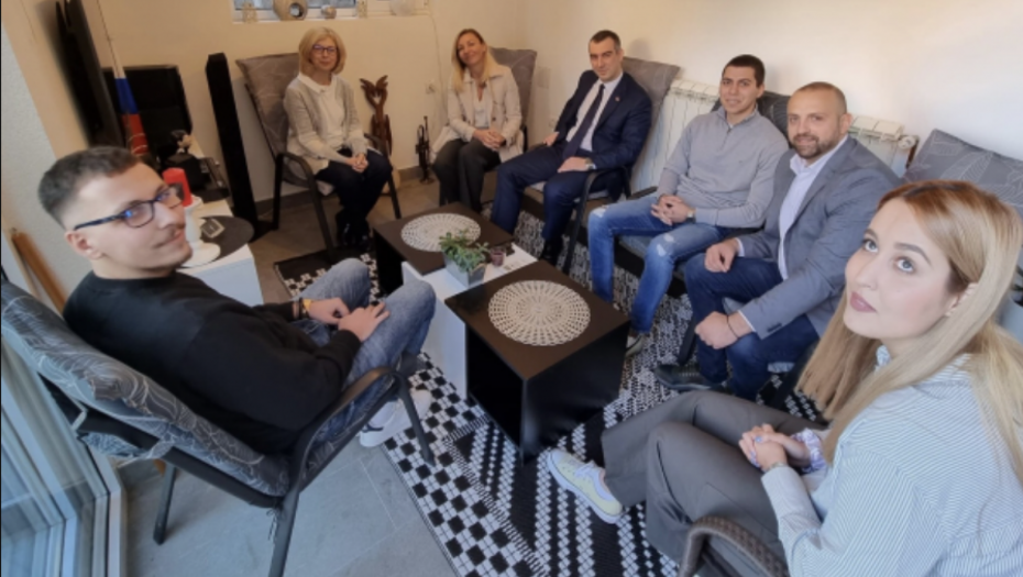 Vladimir Orlić i Tatjana Macura posetili porodicu Sofronijević: Mladost Srbije je stub budućnosti naše zemlje (VIDEO)